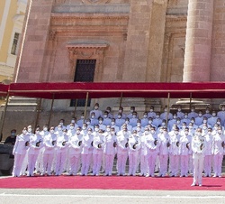 Su Majestad el Rey junto a los nuevos suboficiales