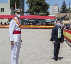 Don Felipe recibe el saludo de los familiares de los sargentos al término del evento