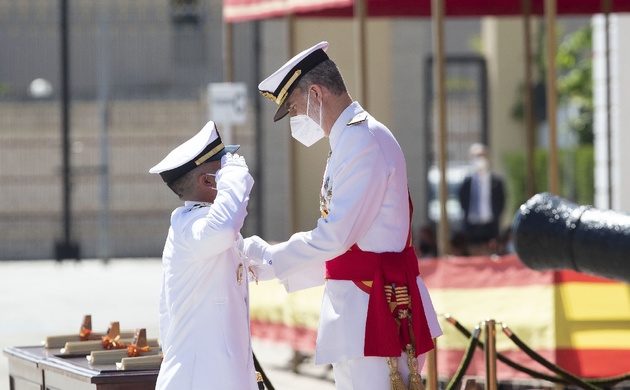 Su Majestad el Rey entregó el Real Despacho al número Uno del Cuerpo de Infantería de Marina, el sargento Adrián Sánchez León, y le impuso la condecor