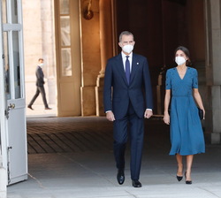 Sus Majestades los Reyes se dirigen a la Plaza de la Armería para el inicio del acto de homenaje de Estado