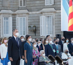 Sus Majestades los Reyes durante la interpretación del Himno Nacional y del Himno de la Unión Europea