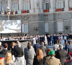 Sus Majestades los Reyes durante la interpretación del Himno Nacional y del Himno de la Unión Europea