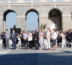 Sus Majestades los Reyes durante el desarrollo del homenaje de Estado