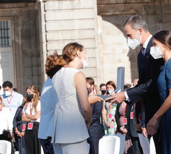 Sus Majestades los Reyes entregan la Gran Cruz de la Orden del Mérito Civil a la familia del Doctor Joaquín Díaz Domínguez