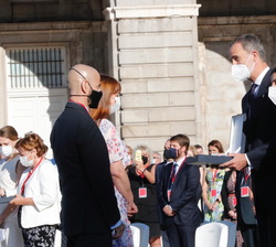 Sus Majestades los Reyes entregan la Gran Cruz de la Orden del Mérito Civil a la familia del Doctor Jesús Algaba