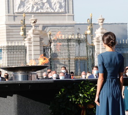 Sus Majestades los Reyes durante el minuto de silencio que se guardó en recuerdo por todos los fallecidos por la pandemia