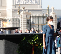 Sus Majestades los Reyes regresan a su lugar tras el minuto de silencio