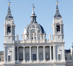 Vista con la Catedral de la Almudena de fondo, de Sus Majestades los Reyes durante el desarrollo del acto de homenaje de Estado