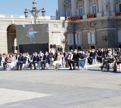 Sus Majestades los Reyes  junto a los asistentes durante el acto de homenaje de Estado