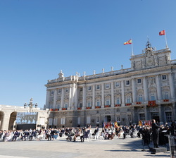 Vista general de la Plaza de la Armería durante la interpretación de "Por eso estamos juntos" de Josu Elberdín, a cargo de la orquesta de RT