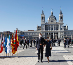 Sus Majestades los Reyes abandonan la Plaza de la Armería a la finalización del acto de homenaje de Estado