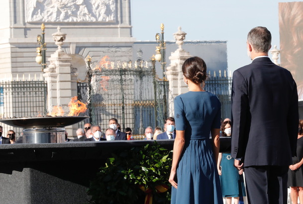 Sus Majestades los Reyes durante el minuto de silencio que se guardó en recuerdo por todos los fallecidos por la pandemia