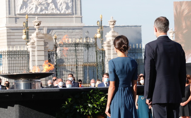 Sus Majestades los Reyes durante el minuto de silencio que se guardó en recuerdo por todos los fallecidos por la pandemia