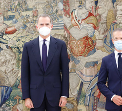 Su Majestad el Rey junto al presidente del Senado, Ander Gil García