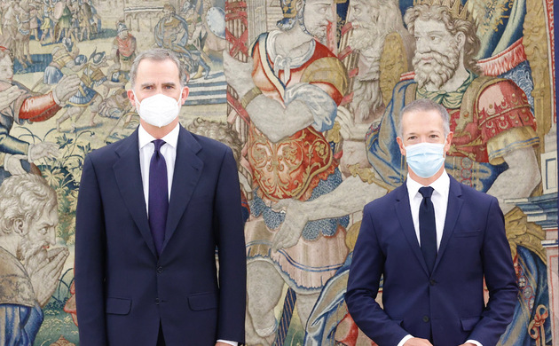 Su Majestad el Rey junto al presidente del Senado, Ander Gil García