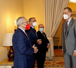 Sus Majestades los Reyes reciben el saludo de las autoridades que les reciben a su llegada