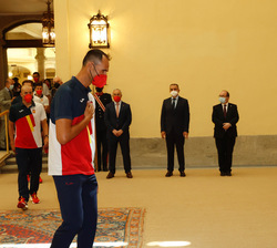 Sus Majestades los Reyes reciben el saludo de Pablo Herrera, integrante del Equipo Olímpico Español de Voley Playa