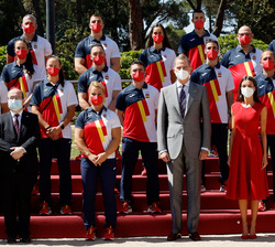 Don Felipe y Doña Letizia junto a las autoridades e integrantes del Equipo Olímpico Español participante en los Juegos Olímpicos de Tokio