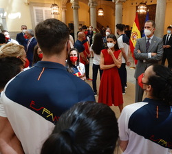 Don Felipe y Doña Letizia conversan con algunos integrantes del Equipo Olímpico Español
