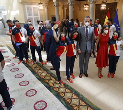 Sus Majestades los Reyes se hacen una fotografía con las integrantes del Equipo Olímpico Español de gimnasia artística