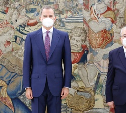 Su Majestad el Rey junto al presidente del Tribunal Constitucional, Juan José González Rivas