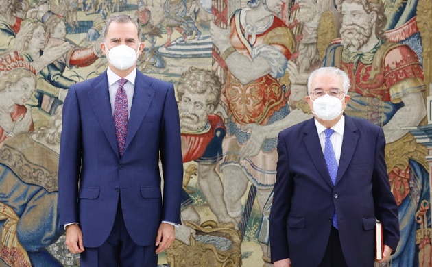 Su Majestad el Rey junto al presidente del Tribunal Constitucional, Juan José González Rivas