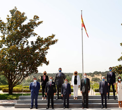 Fotografía de grupo de Su Majestad el Rey junto a la junta directiva de Madrid Futuro