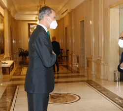 Su Majestad el Rey recibe el saludo del presidente del Círculo de Empresarios, Manuel Pérez-Sala Gozalo