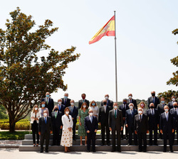 Fotografía de grupo de Su Majestad el Rey con la junta directiva del Círulo de Empresarios asistentes a la audiencia