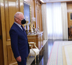 Su Majestad la Reina recibe el saludo del presidente de la Confederación Salud Mental de España, Nel González