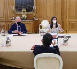 Su Majestad la Reina durante la reunión de trabajo