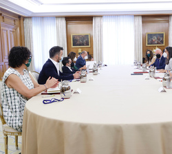 Su Majestad la Reina junto a los participantes durante la celebración de la reunión de trabajo