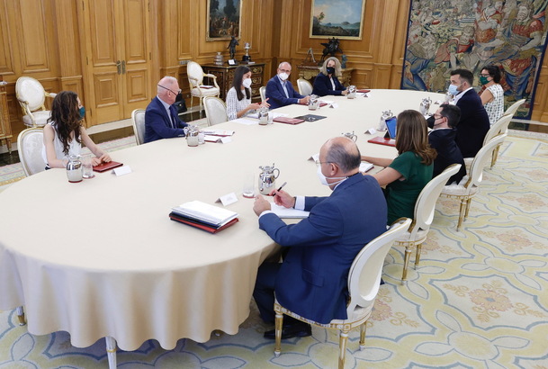 Durante la reunión de trabajo, Su Majestad la Reina se interesa por el impacto en la salud mental que ha tenido el efecto de la pandemia