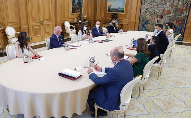 Durante la reunión de trabajo, Su Majestad la Reina se interesa por el impacto en la salud mental que ha tenido el efecto de la pandemia