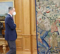 Su Majestad el Rey recibe el saludo del presidente del Consejo Económico y Social, Antón Costas Comesaña