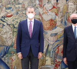 Su Majestad el Rey junto al presidente del Consejo Económico y Social, Antón Costas Comesaña