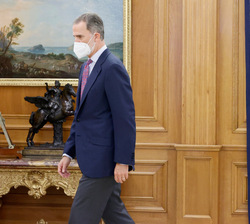 Su Majestad el Rey y el presidente del Consejo Económico y Social, Antón Costas Comesaña se dirigen al despacho de Don Felipe para la audiencia