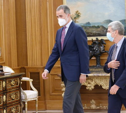 Su Majestad el Rey y el presidente de la Corporación Radiotelevisión Española (RTVE), José Manuel Pérez Tornerose dirigen al despacho de Don Felipe pa