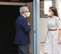 Su Majestad la Reina recibe el saludo del presidente de la Asociación Española Contra el Cáncer (AECC), Ramón Reyes