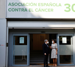 Doña Letizia conversa con el presidente de la Asociación Española Contra el Cáncer (AECC), Ramón Reyes
