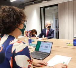 Doña Letizia en la sala de reuniones donde ocupa su lugar para la reunión de trabajo