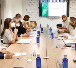 Doña Letizia recibe información de las distintas presentaciones durante la reunión de trabajo