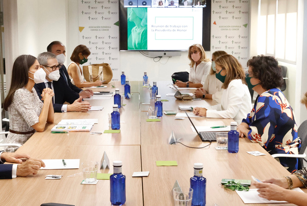 Doña Letizia recibe información de las distintas presentaciones durante la reunión de trabajo