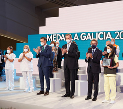 Fotografía de grupo de los profesionales sanitarios que representan al sector