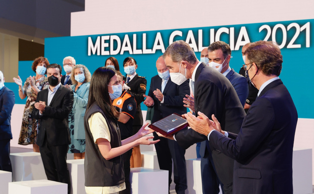 Su Majestad el Rey hace entrega del galardón a Doña Yolanda Moares