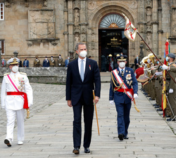 Su Majestad el Rey pasando revista a la formación de Honor