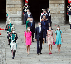 Sus Majestades los Reyes junto a Sus Altezas Reales la Princesa de Asturias y la Infanta Doña Sofía se dirigen hacia la Catedral junto el resto de las