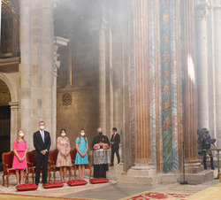 Sus Majestades los Reyes junto a Sus Altezas Reales la Princesa de Asturias y la Infanta Doña Sofía contemplan el movimiento del botafumerio de la Cat