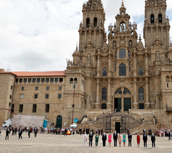 Sus Majestades los Reyes junto a Sus Altezas Reales la Princesa de Asturias y la Infanta Doña Sofía junto al resto de autoridades tras la finalización