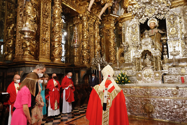 Momento de recogimiento ante la estatua del Apóstol Santiago